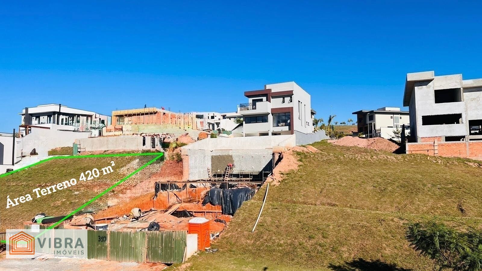 Foto 2 de Terreno em aclive à venda no  condominio Itahye