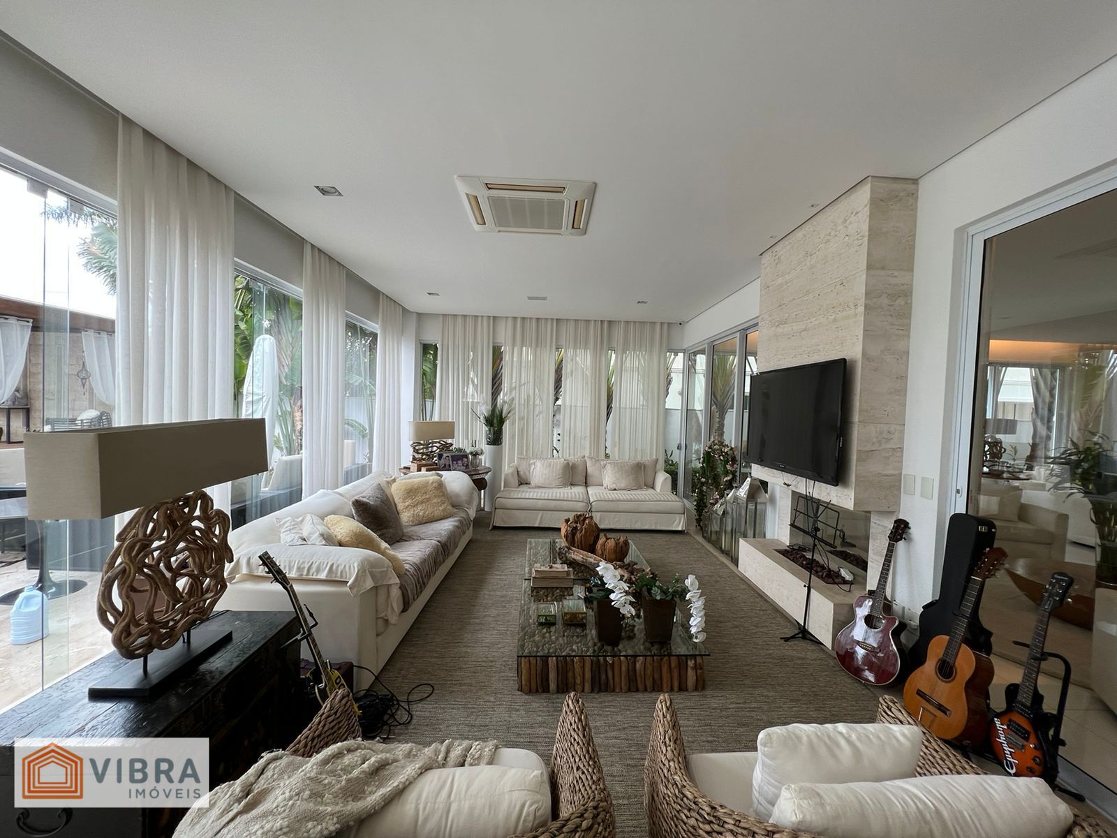 Casa Alto Padrão à Venda no Residencial Tamboré 02