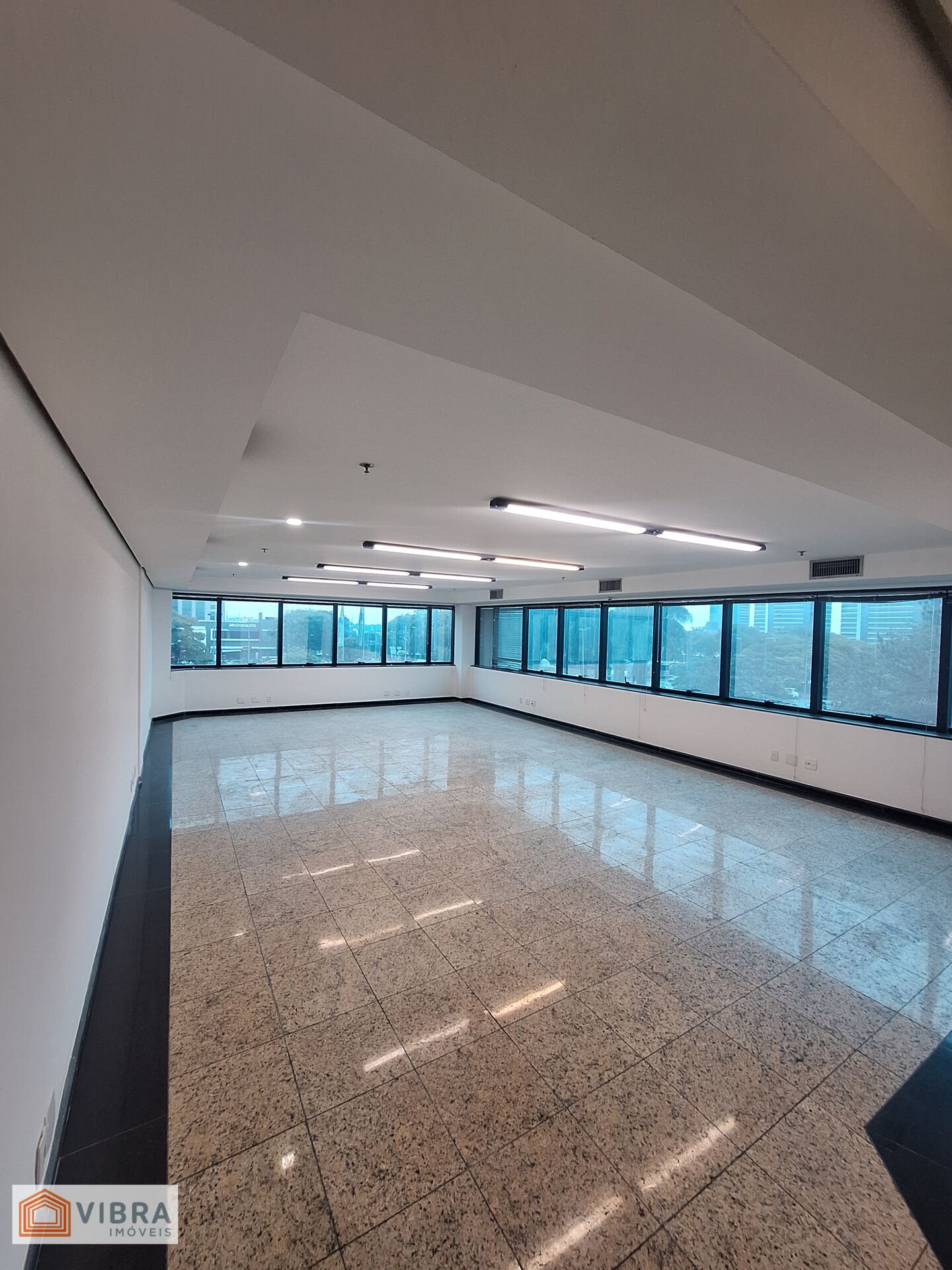 Sala comercial à venda no bairro Alphaville Industrial em Barueri/SP