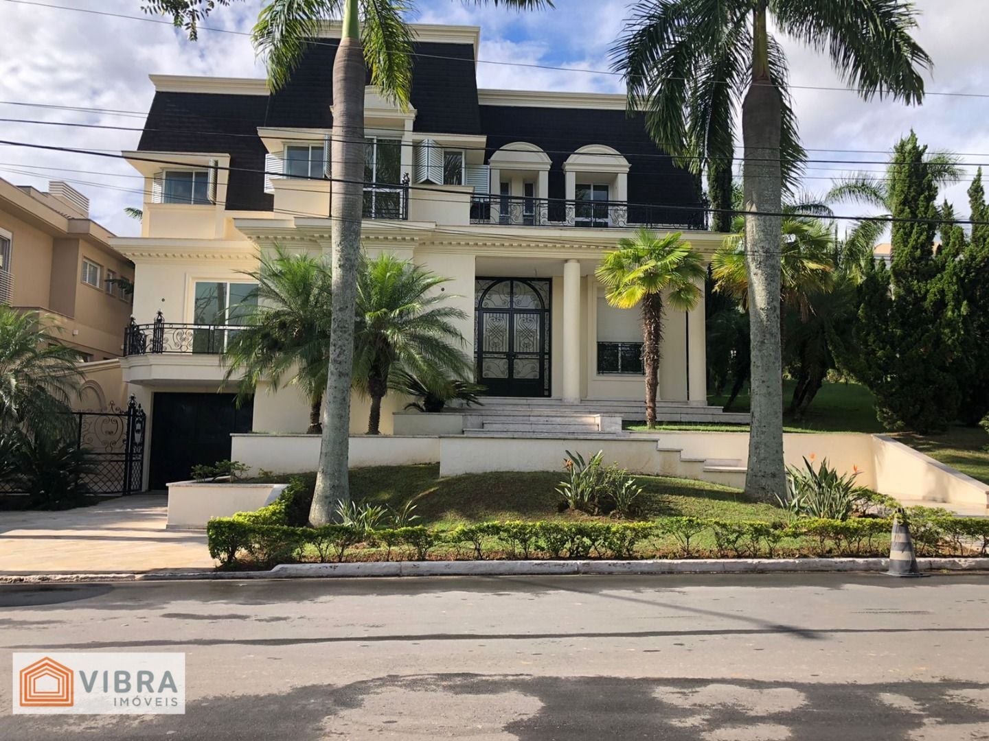 Casa Alto Padrão à Venda no Residencial Tamboré 2