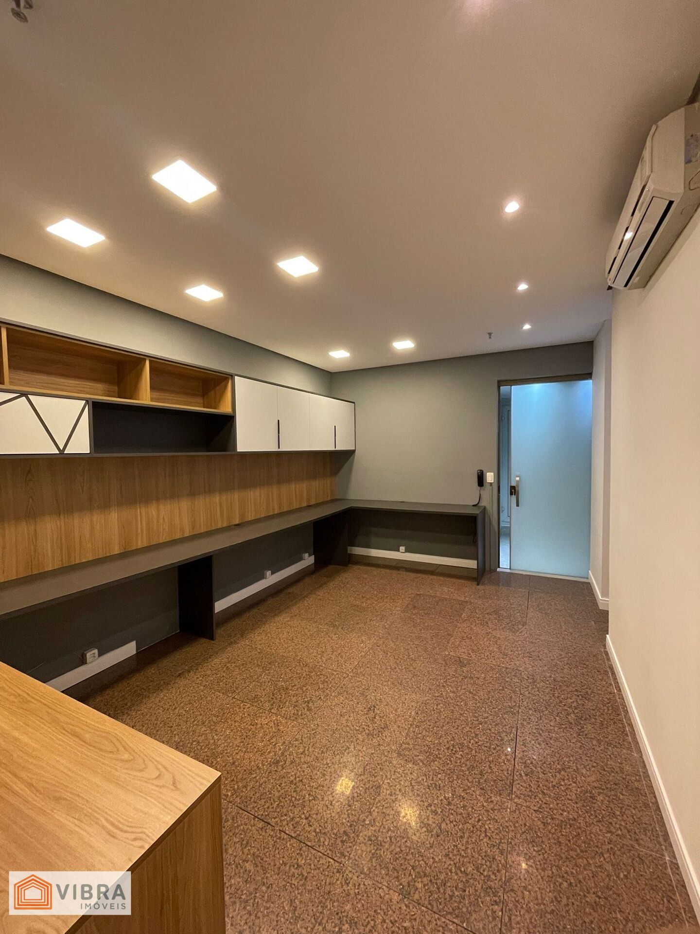 Sala comercial para alugar no bairro Dezoito do Forte Empresarial/Alphaville. em Barueri/SP