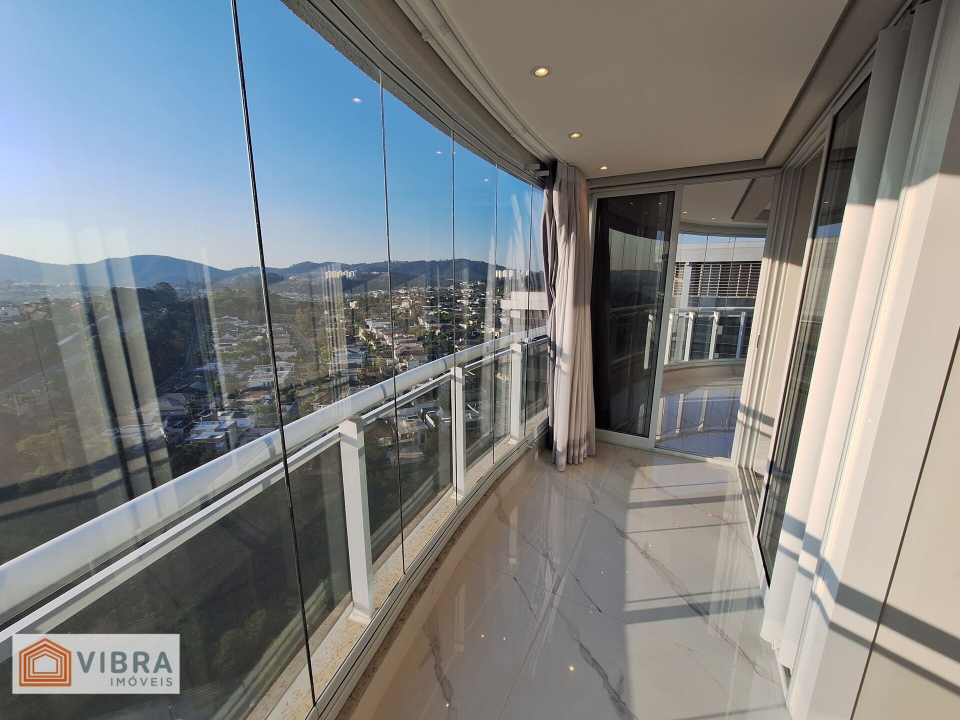 Apartamento para alugar no bairro Dezoito do Forte Empresarial/Alphaville. em Barueri/SP