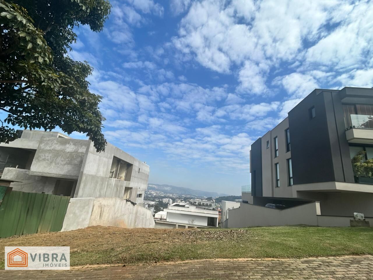 Terreno à venda no bairro Residencial Tres (Tambore) em Santana de Parnaíba/SP