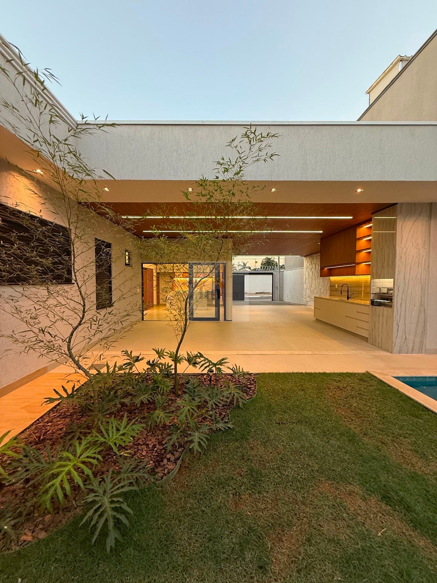 Casa, 4 quartos, 218 m² - Foto 1