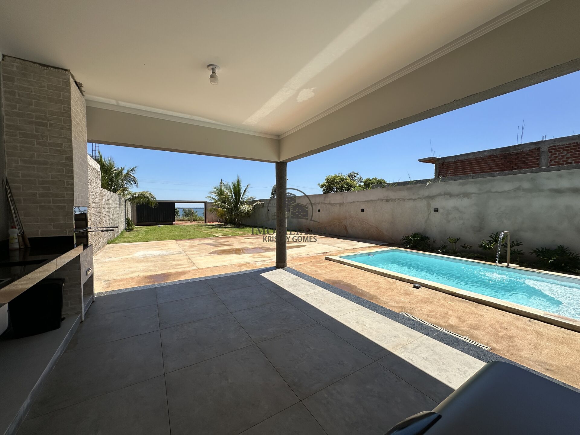 Varanda coberta com vista para a piscina e o jardim