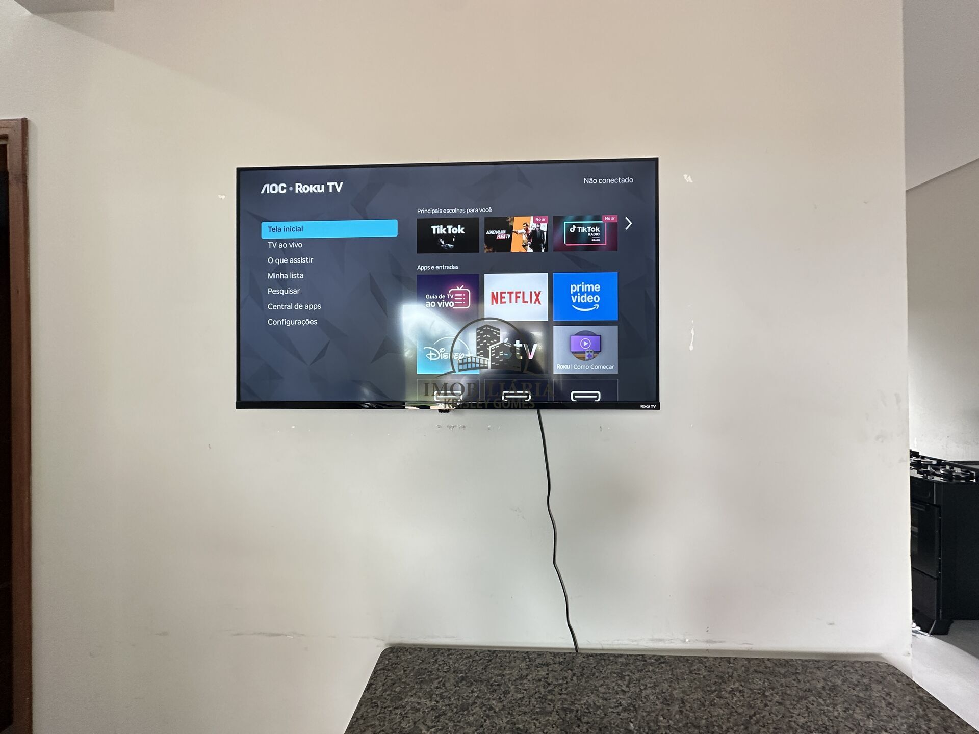 Smart TV com aplicativos de streaming na sala