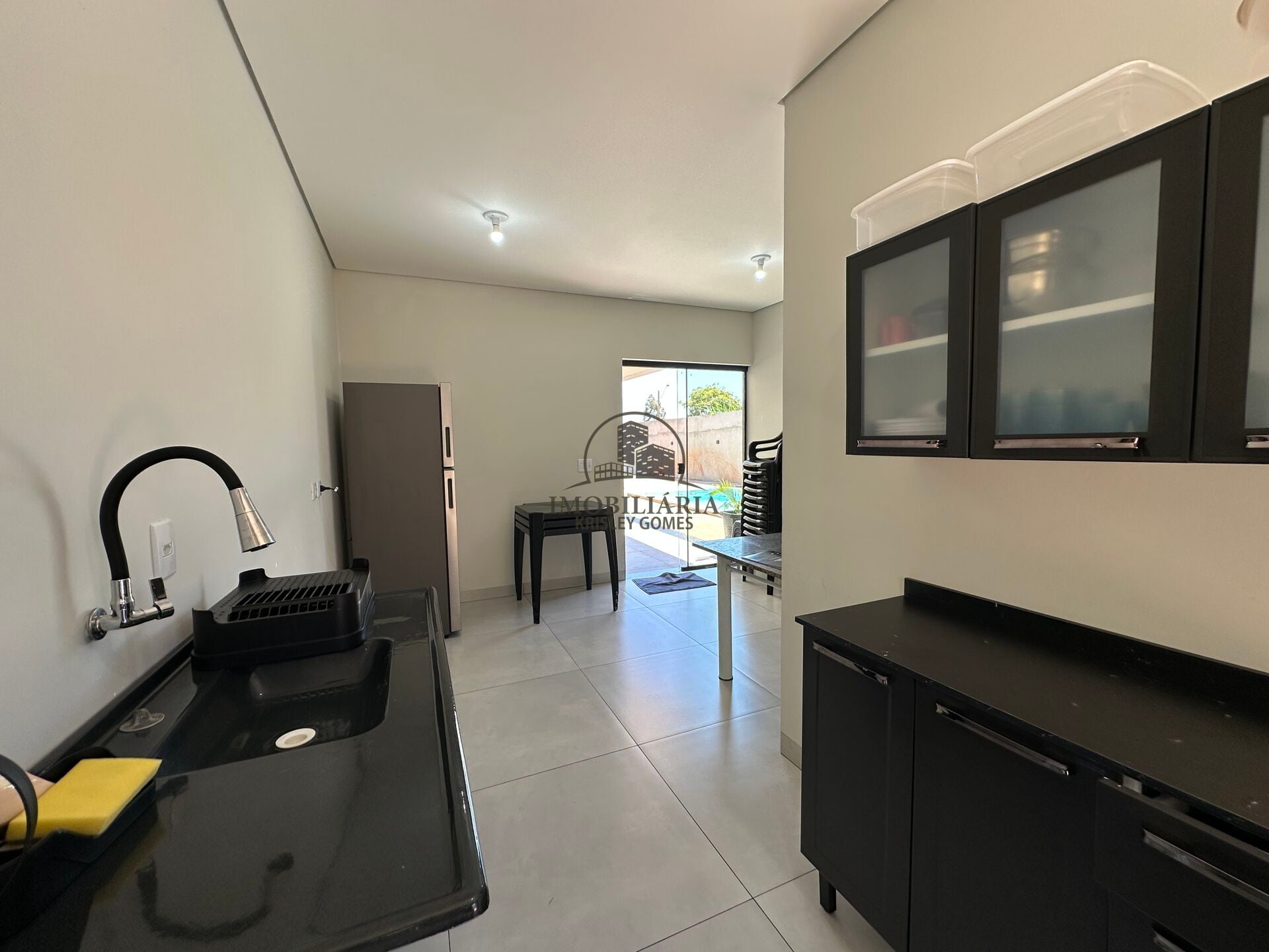 Cozinha vista da entrada com bancada e utensílios