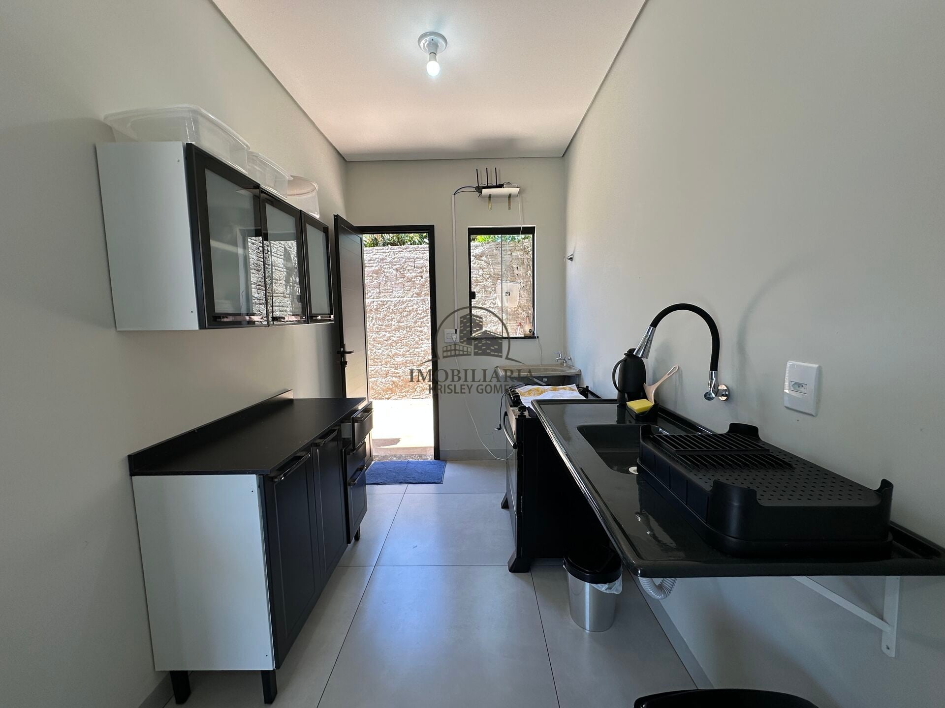 Cozinha completa com armários e acesso ao exterior