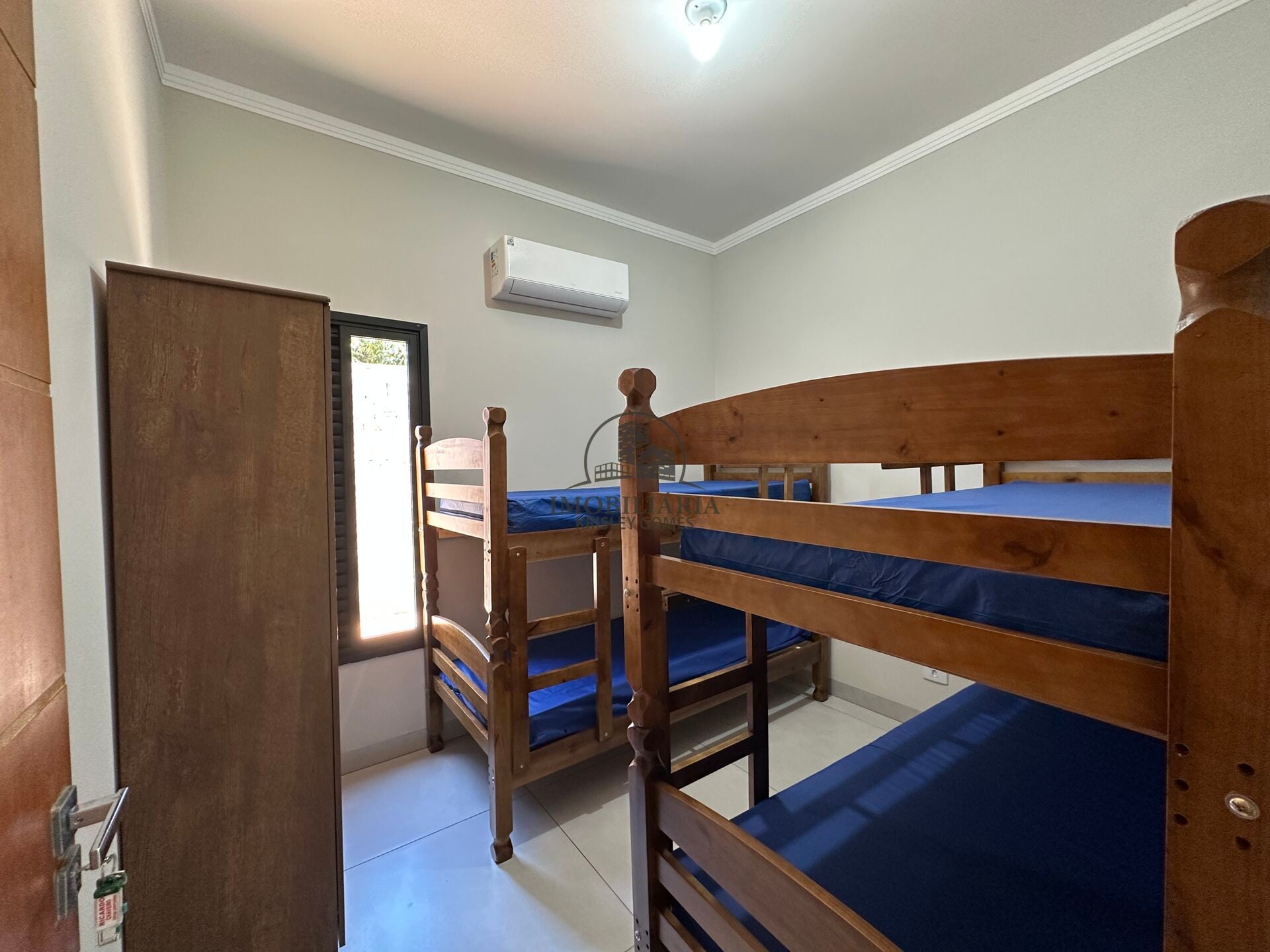 Quarto climatizado com beliches de madeira