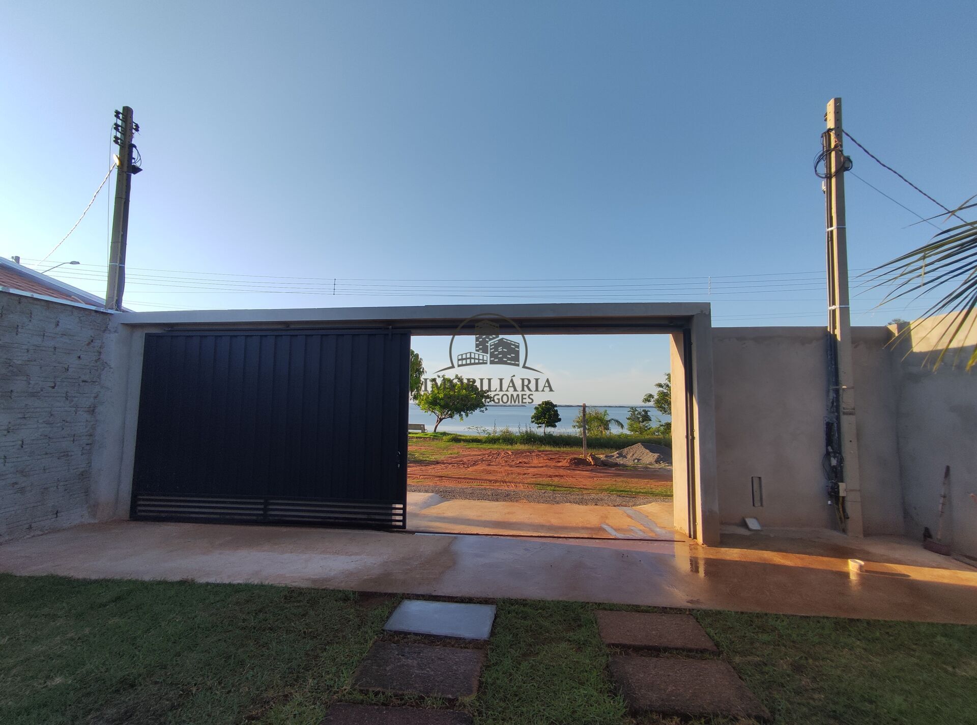 Portão de entrada com vista para o Rio Paraná ao fundo