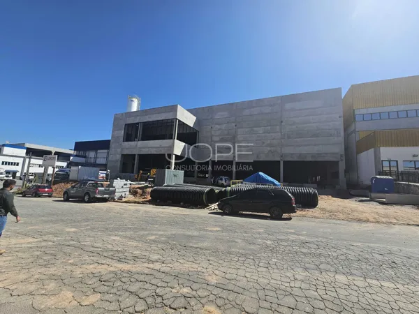Galpão Logístico 2.888 m² para Locação em Jandira com 6 Docas e Pé-Direito de 14,27 m