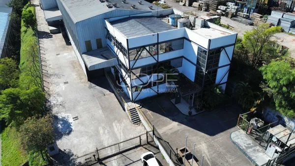 Galpão para Locação – Polo Industrial Jandira/SP | 2.046 m² Fabril | 4 Docas | Pé Direito 10 m | Acesso Rod. Castelo Bra