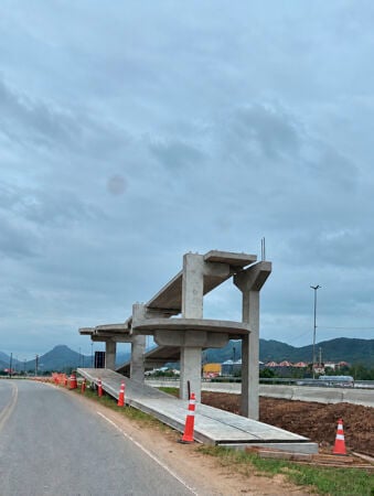 Passarela em construção vai ligar o bairro Areias ao Centro de Paulo Lopes